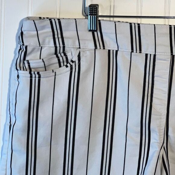 Westbound Short Park Ave Fit Size 20W Black White Striped Pull On Stretch Pocket - Picture 2 of 7
